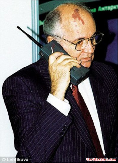 Michail Gorbačov s telefónom Mobira Cityman 900