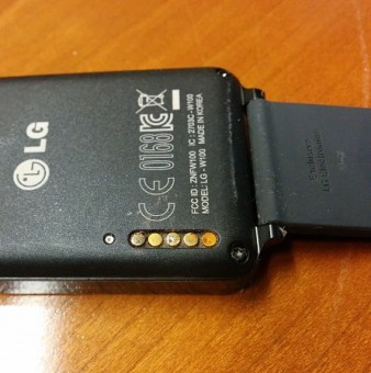LG G Watch skorodované kontakty b