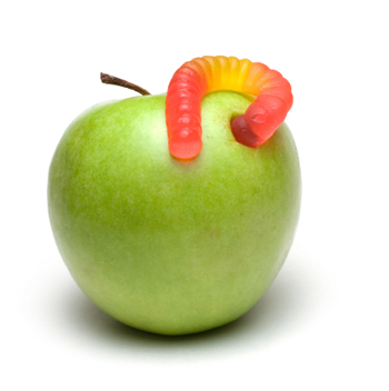 gummy-worm-and-apple