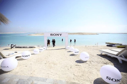 Sony_Xperia_on_Twitter___The__worldsfirst__underwater_pop-up_smartphone_store_opened_today__Check_out__XperiaAquatech_http___t_co_MYRdn7MZfZ_2
