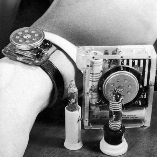 1949: Malý vysielač na ruku, ktorý bol vynájdený Cledom Brunettim
