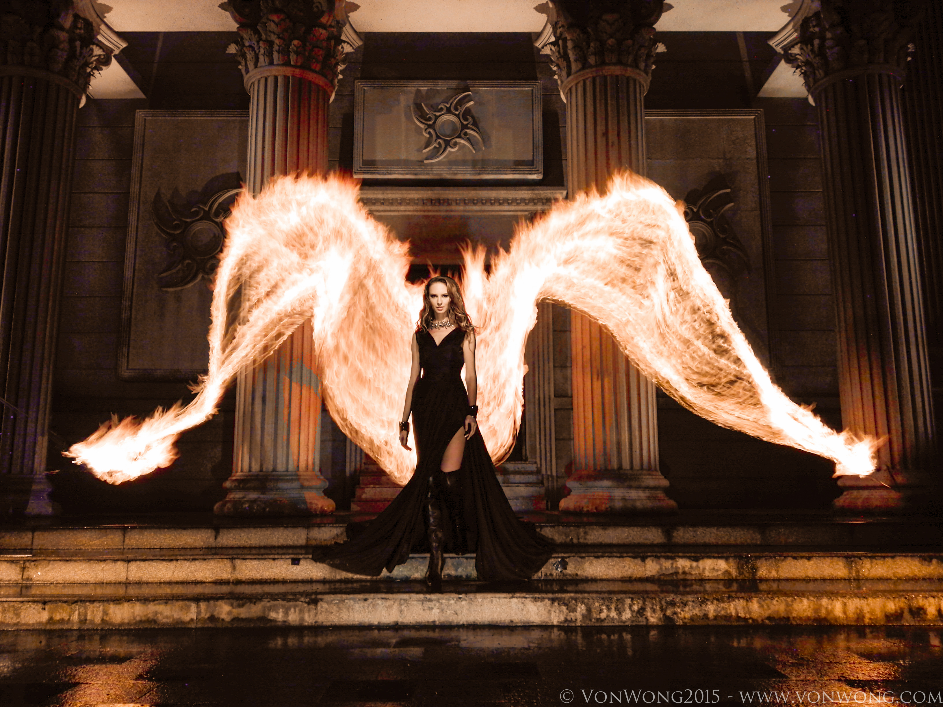 Разумный ангел в танце с демоном. Бенджамин фон Вонг. Бенджамин фон Вонг фотограф. Девушка с горящими крыльями. Ангел с горящими крыльями.