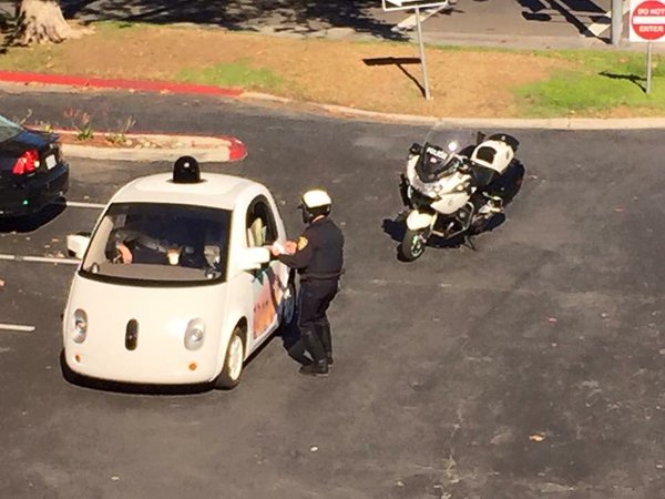 google-auto-pomala-jazda-policajt