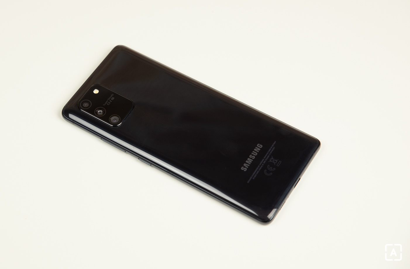 Samsung Galaxy S10 Lite na stole zadna strana