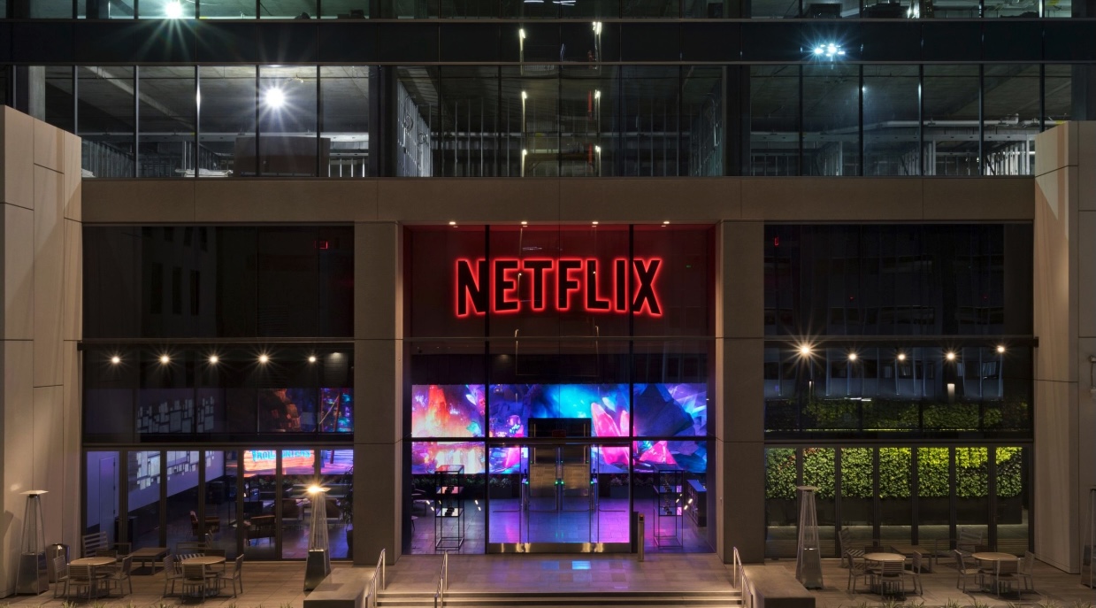 Netflix v roku 2022 zrušil niekoľko desiatok seriálov. Toto je ich kompletný zoznam