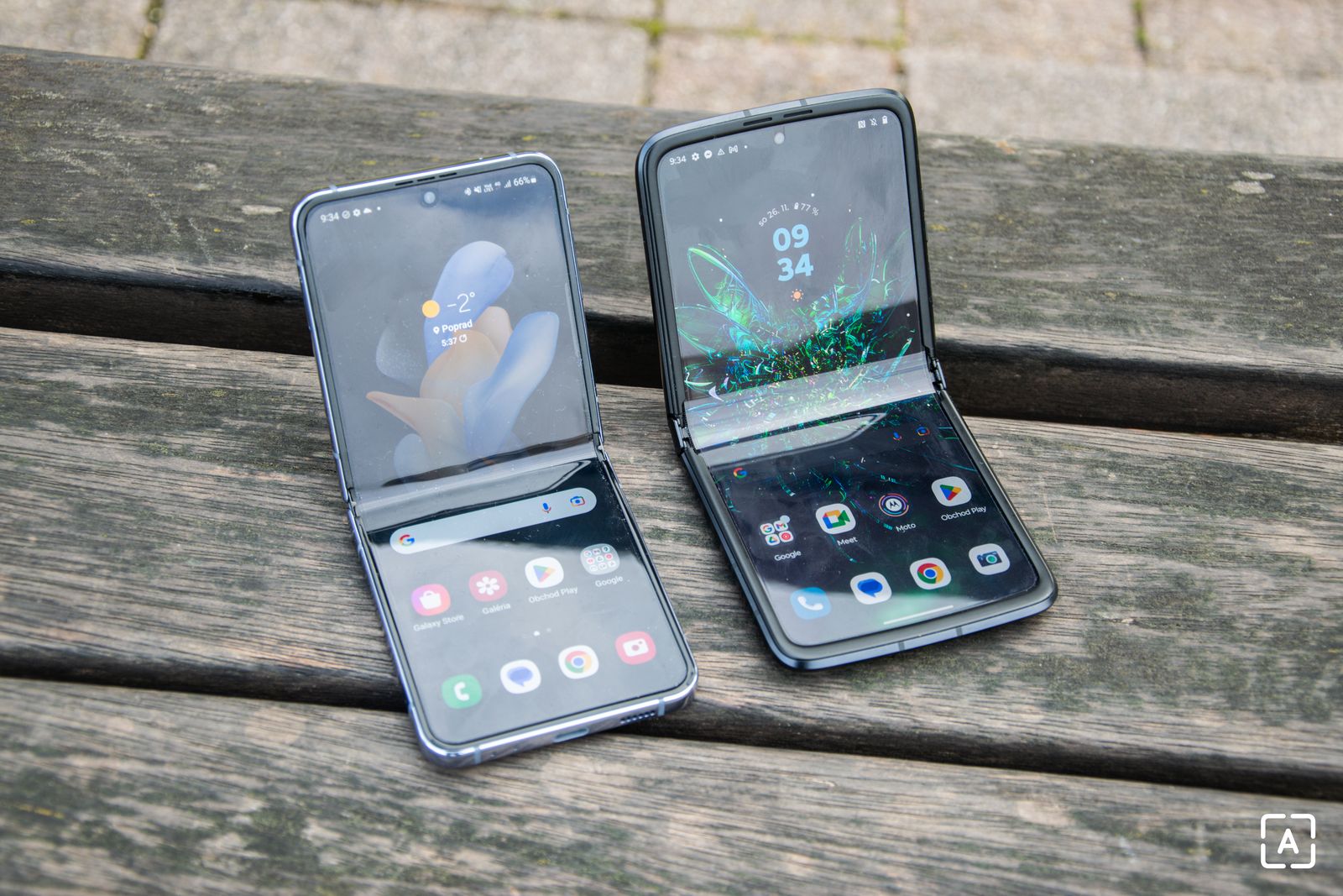 Samsung Galaxy Z Flip4 vs Motorola razr 2022