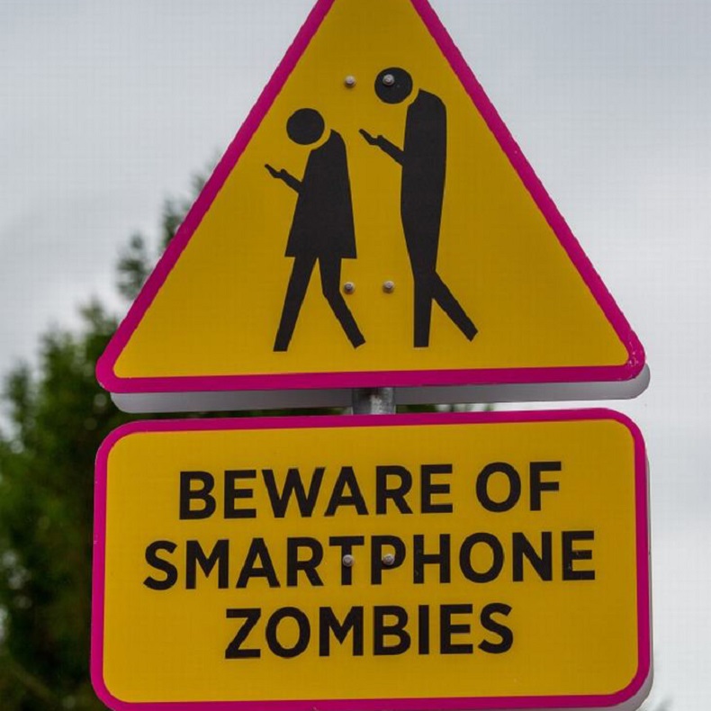 Dopravné značenie "Pozor, smartfónoví zombíci"